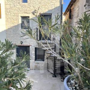 EKSKLUZIVNO NOVOUREĐENA KAMENA KUĆA SA DVA APARTMANA