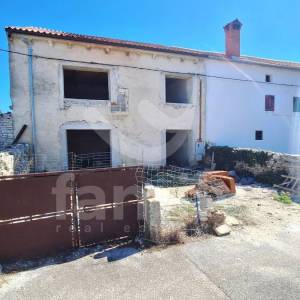 EKSKLUZIVNO ODLIČNA KUĆA U FAZI RENOVACIJE