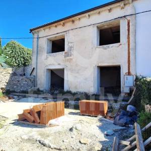 EKSKLUZIVNO ODLIČNA KUĆA U FAZI RENOVACIJE