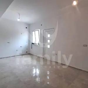 EKSKLUZIVNO PRIZEMNI STAN SA PROSTRANOM TERASOM