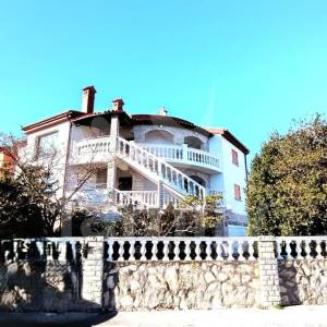 EKSKLUZIVNO PROSTRANA VILA SA BAZENOM NA ATRAKTIVNOJ LOKACIJI