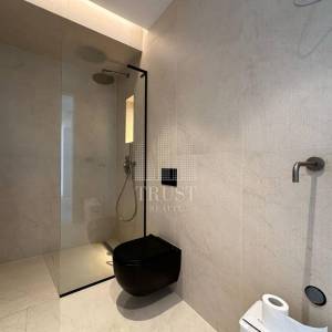 Elitni apartman u prizemlju s privatnom konobom u gradu Krku