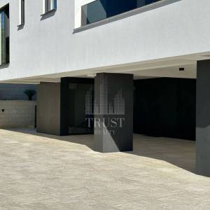 Elitni apartman u prizemlju s privatnom konobom u gradu Krku