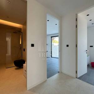Elitni apartman u prizemlju s privatnom konobom u gradu Krku
