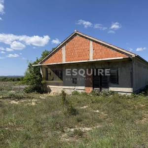 GORNJI ZEMUNIK - prodaje se kuća sa prostranim zemljištem od 4049 m2!