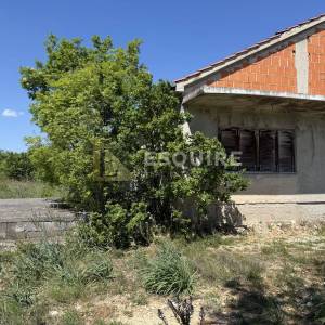 GORNJI ZEMUNIK - prodaje se kuća sa prostranim zemljištem od 4049 m2!