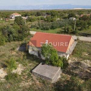 GORNJI ZEMUNIK - prodaje se kuća sa prostranim zemljištem od 4049 m2!