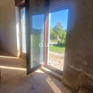 GORSKI KOTAR, MRKOPALJ - Kuća s građevinskom dozvolom za rekonstrukciju