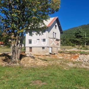 GORSKI KOTAR, MRKOPALJ - Kuća s građevinskom dozvolom za rekonstrukciju