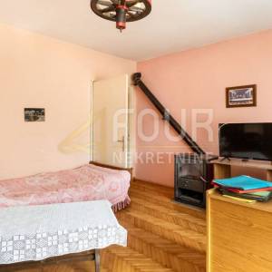 Gorski kotar, Ravna Gora, kuća s 2 stana, gosp. objektom i dvorištem