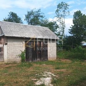 Gospić - okolica, samostojeća kuća + gospodarski objekt