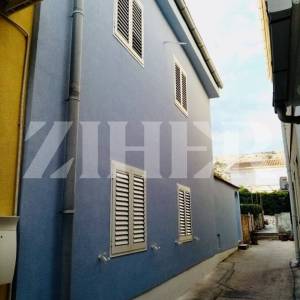 Grad Pag, centar, kuća 100 m2 s okućnicom