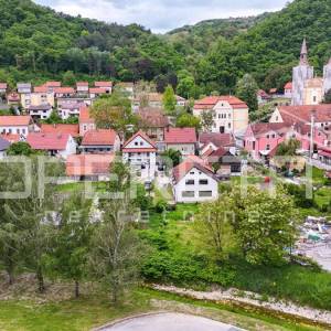 Građevinska parcela u centru Pregrade, 1538m2 s idejnim prijedlogom za gradnju s