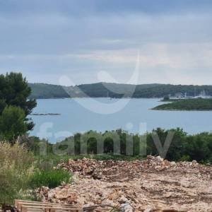 GRAĐEVINSKO ZEMLJIŠTE  NA MIRNOJ LOKACIJI SA POGLEDOM NA MORE