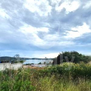GRAĐEVINSKO ZEMLJIŠTE  NA MIRNOJ LOKACIJI SA POGLEDOM NA MORE