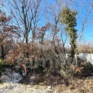 GRAĐEVINSKO ZEMLJIŠTE NA IZUZETNO MIRNOJ I TRAŽENOJ LOKACIJI