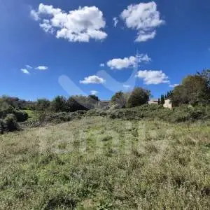 GRAĐEVINSKO ZEMLJIŠTE OKRUŽENO ZELENILOM