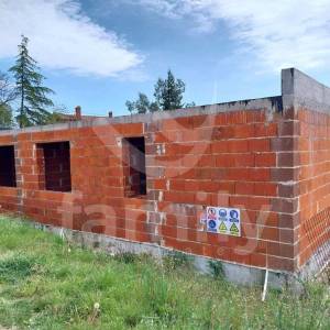 GRAĐEVINSKO ZEMLJIŠTE SA IDEJNIM PROJEKTOM U MIRNOM NASELJU