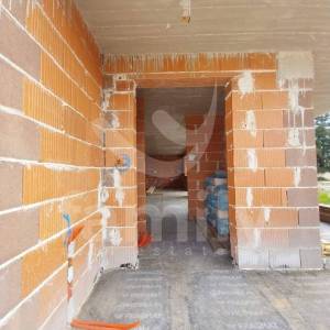 GRAĐEVINSKO ZEMLJIŠTE SA IDEJNIM PROJEKTOM U MIRNOM NASELJU
