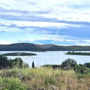 GRAĐEVINSKO ZEMLJIŠTE SA ZAPANJUJUĆIM POGLEDOM NA MORE