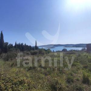 GRAĐEVINSKO ZEMLJIŠTE SA ZAPANJUJUĆIM POGLEDOM NA MORE
