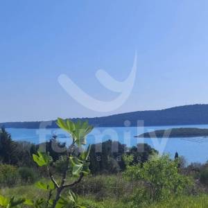 GRAĐEVINSKO ZEMLJIŠTE SA ZAPANJUJUĆIM POGLEDOM NA MORE