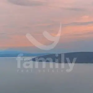 GRAĐEVINSKO ZEMLJIŠTE SA IMPOZANTNIM POGLEDOM NA MORE
