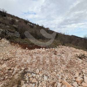 GRAĐEVINSKO ZEMLJIŠTE SA IMPOZANTNIM POGLEDOM NA MORE