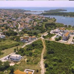 Građevinsko zemljište u Medulinu na Mukalbi u neposrednoj blizini mora i plaže.