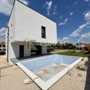 GRBE / NIN – moderna vila s bazenom, krovnom terasom i dodatnom parcelom!