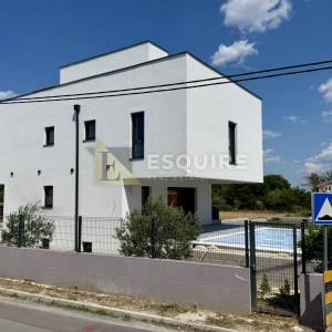 GRBE / NIN – moderna vila s bazenom, krovnom terasom i dodatnom parcelom!