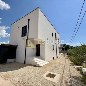 GRBE / NIN – moderna vila s bazenom, krovnom terasom i dodatnom parcelom!