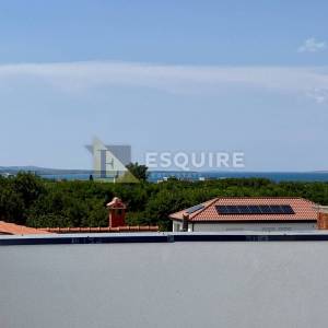 GRBE / NIN – moderna vila s bazenom, krovnom terasom i dodatnom parcelom!