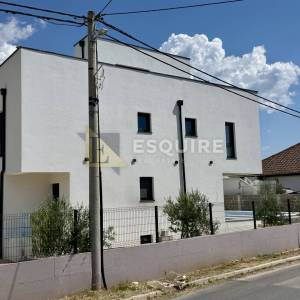 GRBE / NIN – moderna vila s bazenom, krovnom terasom i dodatnom parcelom!