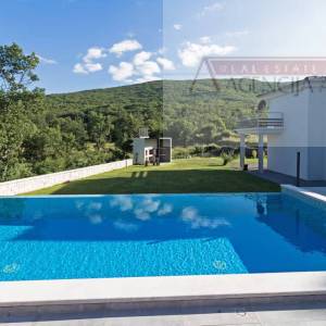 Imotski kuća za odmor 187 m2 + bazen + pomoćni objekti - novo u ponudi