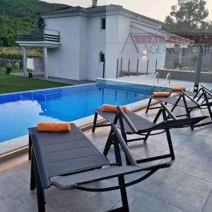 Imotski kuća za odmor 187 m2 + bazen + pomoćni objekti - novo u ponudi