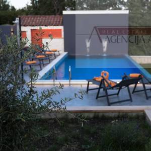 Imotski kuća za odmor 187 m2 + bazen + pomoćni objekti - novo u ponudi