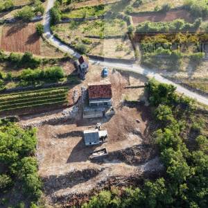 Imotski Vinjani Donji tri legalizirana objekta sa zemljištem