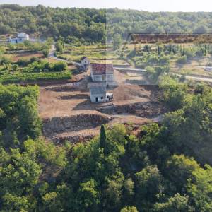 Imotski Vinjani Donji tri legalizirana objekta sa zemljištem