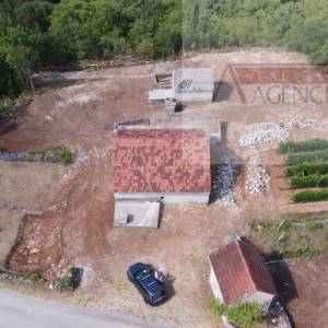 Imotski Vinjani Donji tri legalizirana objekta sa zemljištem