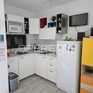 Investicijska prilika u Novalji, kuća sa više stambenih jedinica 
