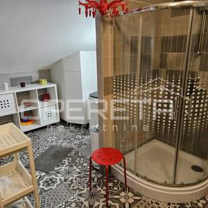 Investicijska prilika u Novalji, kuća sa više stambenih jedinica 
