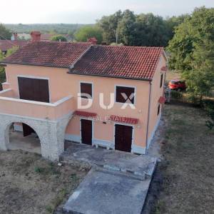 ISTRA, BRTONIGLA - Samostojeća kuća na prostranoj građevinskoj parceli s velikim razvojnim potencijalom