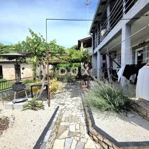 ISTRA, FAŽANA - Obiteljska kuća s dva stana na mirnoj lokaciji, nadomak plaža