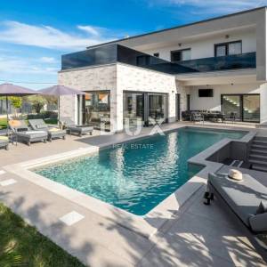 Istra, Labin – samostojeća kuća 190 m², bazen, wellness