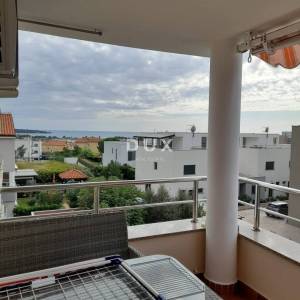ISTRA, NOVIGRAD – Atraktivan dvosobni stan s galerijama i pogledom na more