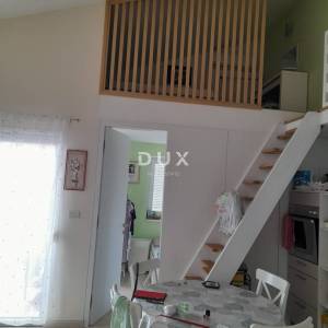 ISTRA, NOVIGRAD – Atraktivan dvosobni stan s galerijama i pogledom na more