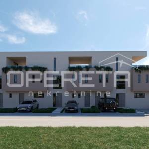 Istra, Poreč okolica-Atraktivna kuća u nizu s bazenom i pogledom na more