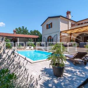 Istra, Svetvinčenat, impresivna rustikalna vila sa bazenom na zemljištu od 1527 
