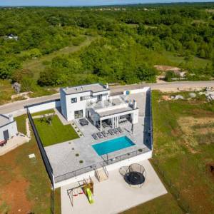 ISTRA, SVETVINČENAT - Moderna vila s bazenom, ljetnom kuhinjom i velikom okućnicom